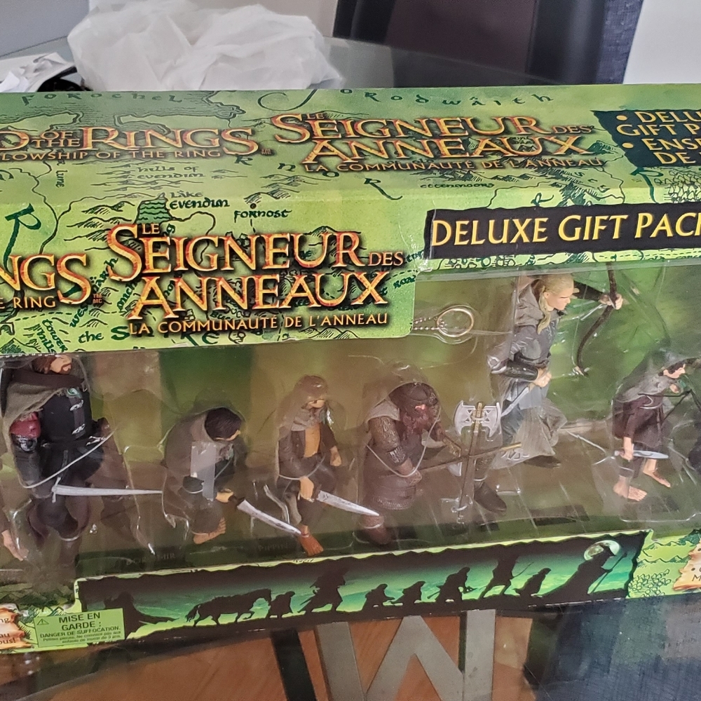 Lord of the Rings Fellowship  9 Figure w/ Cloth Capes Toy Biz